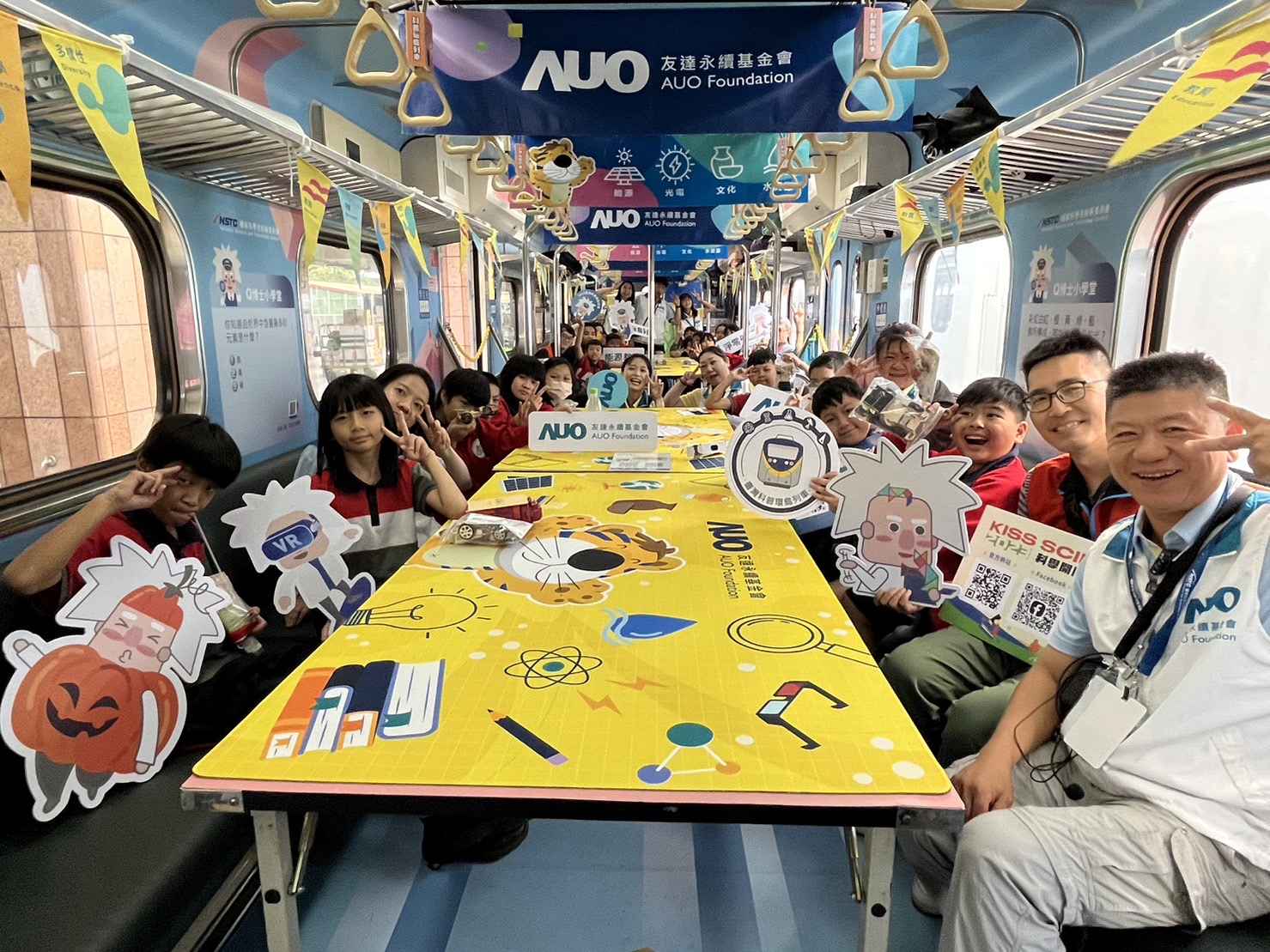 永續基金會參與「臺灣科普環島列車」，設計基礎科學車廂課程，以「淨零碳排和永續能源」為主題，讓學生透過創意實驗認識淨零知識，以及思考生活中的減碳行為