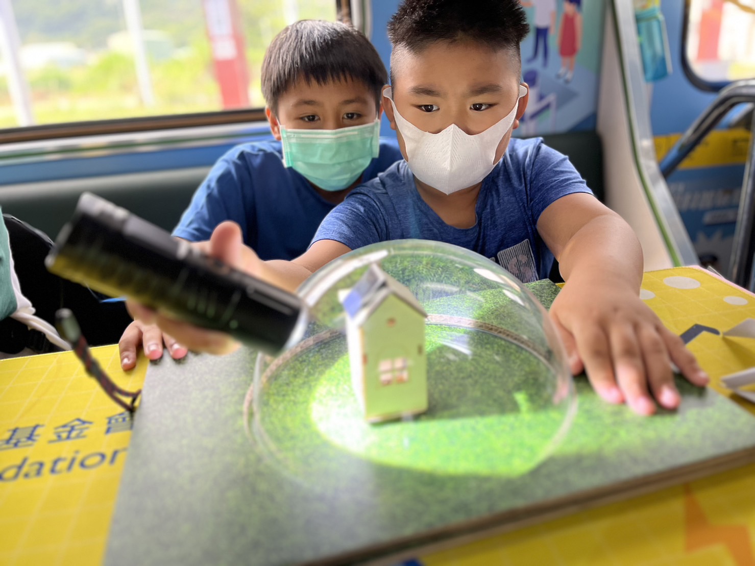 參與基礎科學主題車廂，以STEAM教學精神，設計「逐日科學家」、「太陽能工程師」以及「淨零建築師」三大能源科普課程和實驗