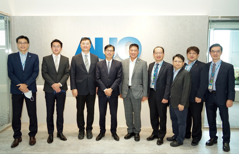 光電前進亞灣成立「AUO解決方案研發中心」，作為多元場域解決方案研發及試驗場域（圖中左為高雄市長陳其邁、圖中右為光電董事長彭双浪）